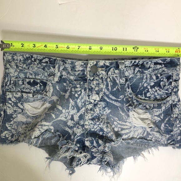 BILLABONG time keeps Floral Print Denim Distressed Shorty Shorts Size 5 - Picture 12 of 16